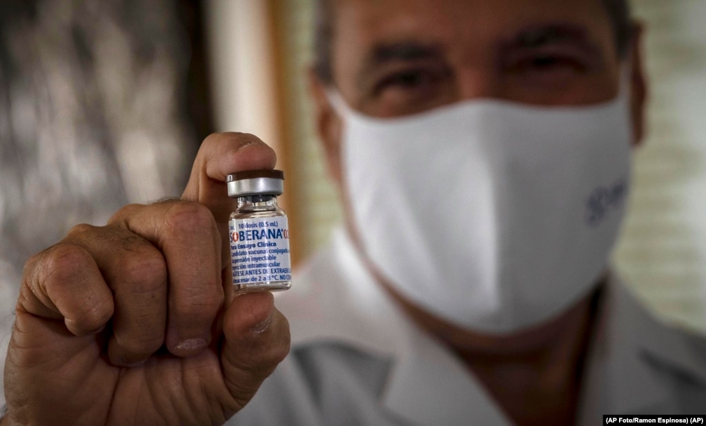 Ein Arzt zeigt eine leere Ampulle des kubanischen Impfstoffkandidaten Soberana 02, der am Centro de Inmunología Molecular in Havanna entwickelt wird. | Bildquelle: Radio Televisión Martí | Bilder sind in der Regel urheberrechtlich geschützt