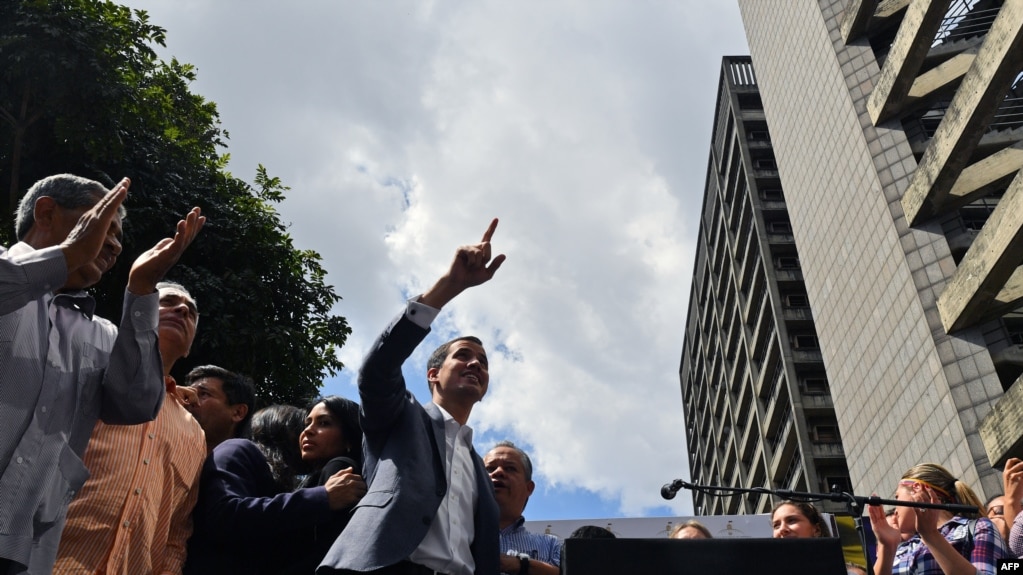 Al grito de âMaduro dictadorâ y âGuaidÃ³ presidenteâ miles de opositores se concentraron frente a las oficinas del Programa de las Naciones Unidas para el Desarrollo, en el este de Caracas. 