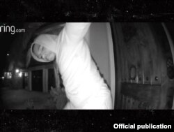 Este fotograma del video de seguridad de la casa de Yasiel Puig muestra claramente a uno de los sospechosos del robo en su residencia el martes 18 de septiembre de 2018.
