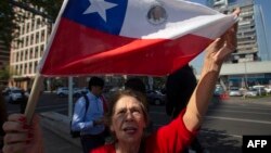 Bandera chilena enarbolada durante una manifestación