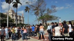Decenas de cubanos hacen cola en el consulado de España en La Habana para solicitar la nacionalidad española.
