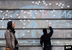 Joven escribe "Detened a ISIS" como homenaje a las víctimas de atentado en Bruselas en 2016