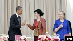 El president Barack Obama (i) junto a la primer ministro de Tailandia Yingluck Shinawatra (c) y Hillary Clinton.