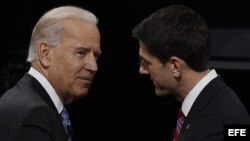  El candidato a la vicepresidencia de EEUU, y actualmente en el cargo, Joe Biden (i), habla con su contrincante al puesto, el republicano Paul Ryan.