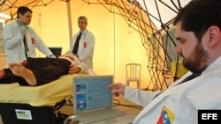Tres médicos brasileños hacen una demostración con los nuevos robots