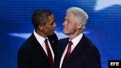 Bill Clinton y Barack Obama tras el discurso del ex mandatario en Charlotte.