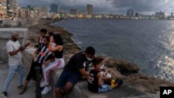 Habaneros en el Malecón. (AP/Ramon Espinosa)