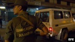 Miembros de la Fuerza Armada Nacional Bolivariana (FANB) realizan controles (Archivo)