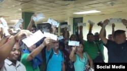 Pasajeros de un vuelo cancelado desde la provincia Holguín, protestan ante las autoridades. (Facebook).