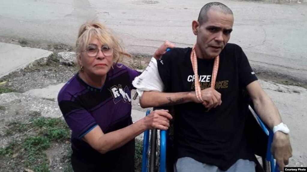 Yolanda Carmenate junto a su hijo, el activista de UNPACU Cristian Pérez Carmenate. 