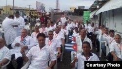 Médicos cubanos en el acto de inauguración del hospital de campaña. 