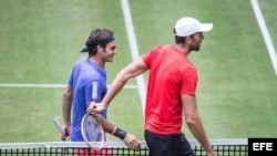 Federer (i) y Karlovic tras concluir el partido.