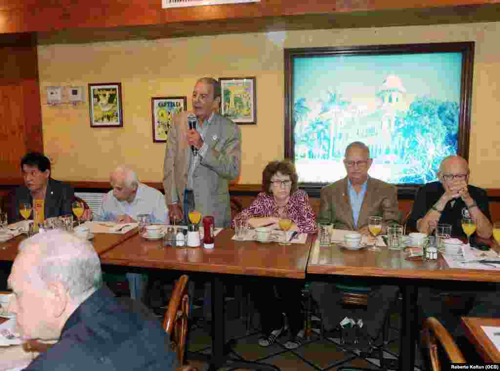 Miembros del Movimiento Recuperación Revolucionaria, durante el desayuno que se celebró en el Restaurant La Carreta, en la Ciudad de Coral Gables.