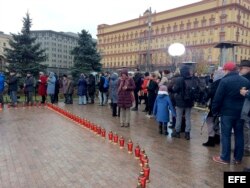 Tributo a las víctimas del estalinismo frente al edificio de la Lubianka.