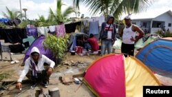Migrantes cubanos montan campamento en un muelle de Surinam