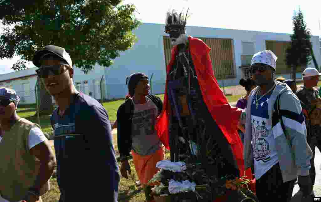 Cientos de personas visitan este 17 de diciembre el Santuario de El Rincón para pedir y pagar promesas a San Lázaro.