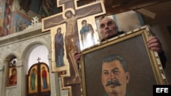 Un hombre porta un retrato del exdictador soviético, Joseph Stalin, durante una misa celebrada con motivo del aniversario de su muerte.