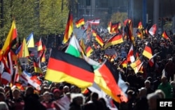 Manifestantes de extrema derecha convocados por "Nosotros por Alemania" protestan durante la festividad del Día de la Unidad.