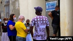 Habaneros esperando vacunarse.(YAMIL LAGE / AFP)