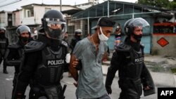 Miembros de las fuerzas especiales detienen a un manifestante en La Habana, Cuba, el 11 de julio. (YAMIL LAGE / AFP)