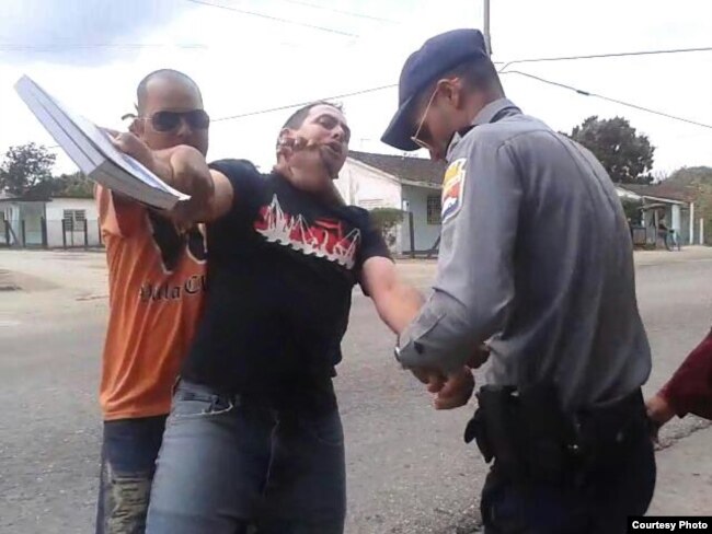 Arresto del pastor bautista Mario Félix Lleonert Barroso en Camajuaní, el 20 de marzo de 2016.