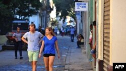 Una pareja de turistas en La Habana Vieja.