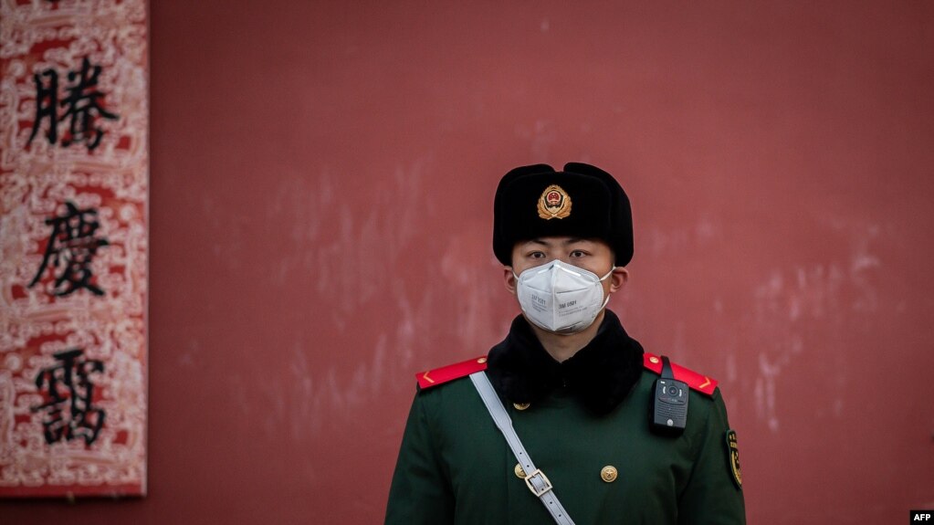 Un oficial de la policía se protege ante un posible contagio del coronavirus en la Ciudad Prohibida, en Pekín, el 25 de enero del 2020.