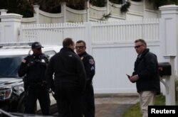 Policías de Nueva York fueron desplegados frente a la residencia de Bill y Hillary Clinton en Chappaqua luego del hallazgo de un dispositivo explosivo enviado a la ex secretaria de Estado