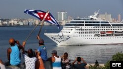Cubanos en el Malecón saludan a los turistas del Adonia, al entrar a puerto habanero.