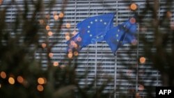 Banderas de la Unión de la Unión Europea ondean frente a la sede de la organización en Bruselas, Bélgica. (Kenzo TRIBOUILLARD / AFP)