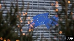 Banderas de la Unión de la Unión Europea ondean frente a la sede de la organización en Bruselas, Bélgica