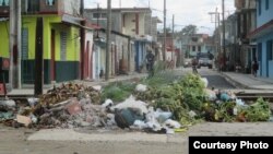 Una "barricada" de basura bloquea una céntrica calle de la ciudad de Bayamo. 