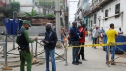 Un policía pide documentos a los residentes en un barrio en cuarentena por coronavirus en La Habana. REUTERS/Stringer