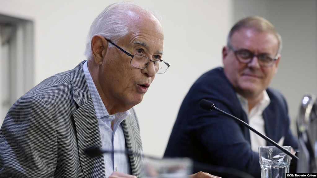 A la izquierda el profesor Carmelo Mesa-Lago en una sesión de la XIX Conferencia de la Asociación para el Estudio de la Economía Cubana (ASCE), Miami, 25 de 2019.