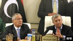 El primer ministro libio Ali Zeidan (i) pronuncia unas palabras en una rueda de prensa poco después de su liberación, junto al presidente del Congreso Nacional General de Libia Nouri Bousahmein (d) en la sede del Gobierno