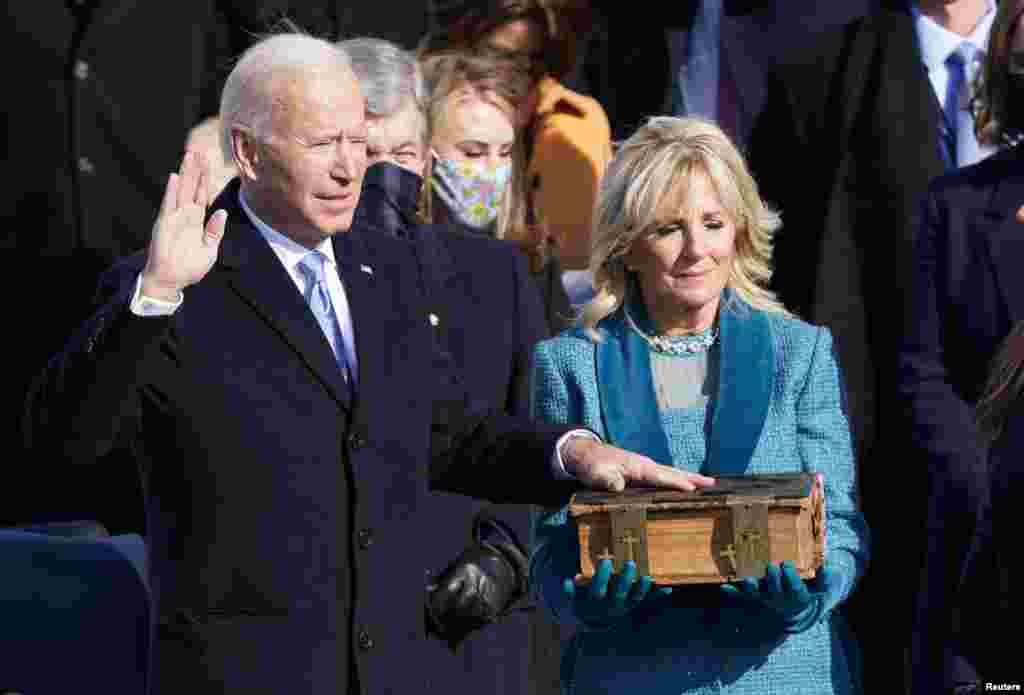 Joe Biden se juramenta como el 46&deg; presidente de los Estados Unidos. REUTERS / Kevin Lamarque