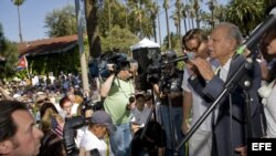 El ex comandante cubano Huber Matos Benitez (d) habla junto al artista cubanoestadounidense Andy García (i) durante una marcha solidaria el 28 de marzo de 2010, con el movimiento de las Damas de Blanco