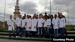 Médicos varados en Bogotá. (Foto publicada en perfil de Facebook "Médicos cubanos sin parole")