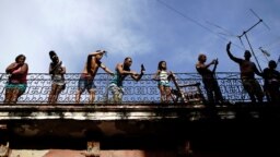 Cubanos filman con sus celulares. REUTERS/Alexandre Meneghini