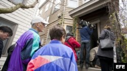 Curiosos visitan la residencia de los Tsarnaev