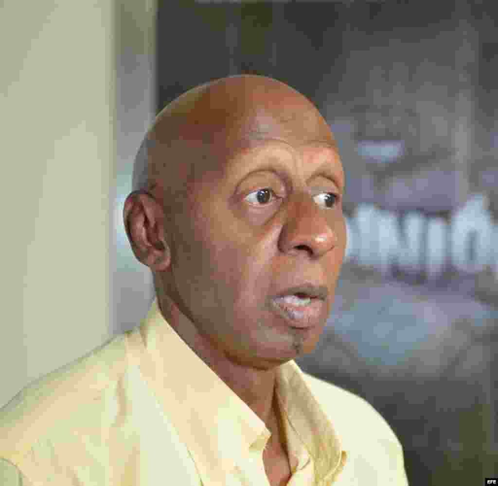 El expreso político y opositor cubano Guillermo Fariñas habla hoy, lunes 13 de mayo de 2013, durante un encuentro con algunos miembros del exilio cubano en la sede de la Fundación Nacional Cubanoamericana en Miami (EEUU).