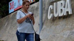 Una mujer se conecta a internet desde su celular en una calle de La Habana. (Archivo)