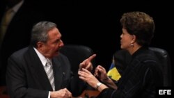 Presidente de Cuba, Raúl Castro (i), y de Brasil, Dilma Rousseff (d)