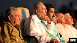 El gobernante cubano Raúl Castro y el mandatario venezolano Nicolás Maduro (3-i) en La Habana, por el cumpleaños 90 del fallecido Fidel Castro.