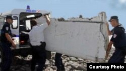 Se cree que este flaperón de un Boeing 777 encontrado en la isla de La Reunión pertenecía al vuelo MH370.