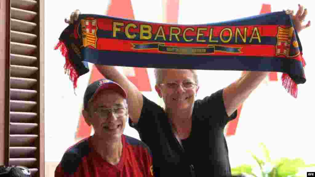 Seguidores del Club Barcelona esperan comienzo del juego del FC Barcelona frente al Real Madrid.
