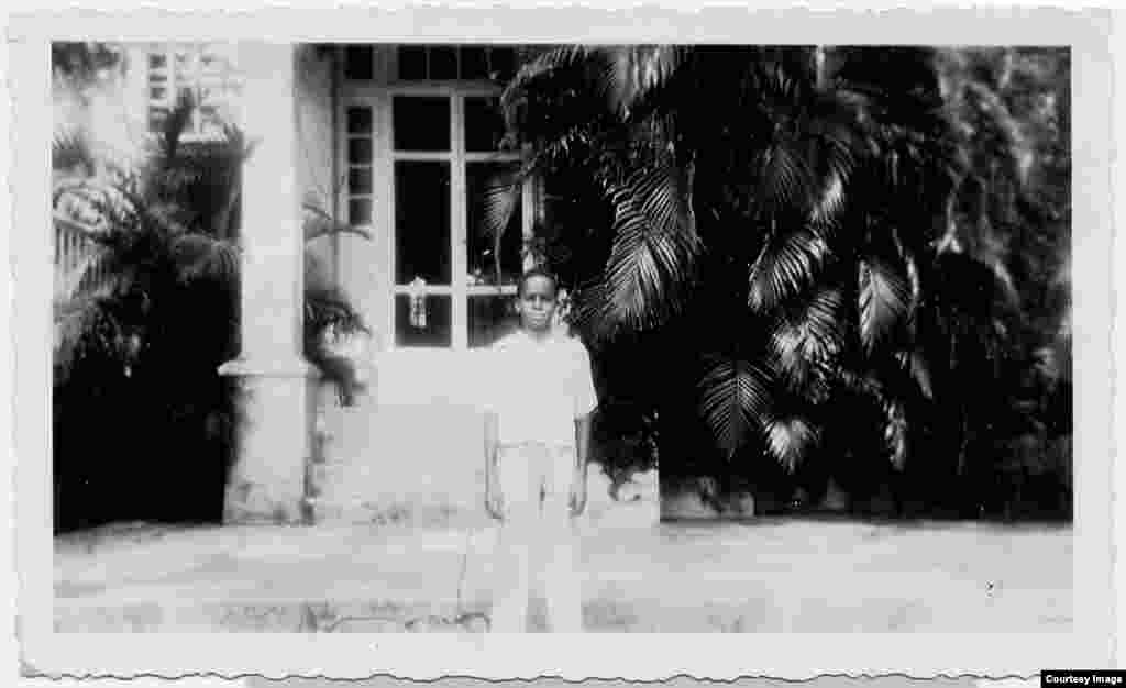 Martha Gellhorn fotografió a René Villarreal en el frente de la casa de la Finca Vigía (c. 1940).