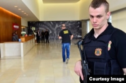 Agentes de la Policía Federal allanan la sede de Odebrecht en Sao Paulo. (Rovena Rosa/Agencia Brasil)