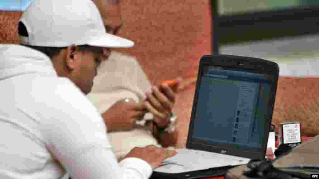 Dos jóvenes conectados a Internet en un hotel de La Habana.