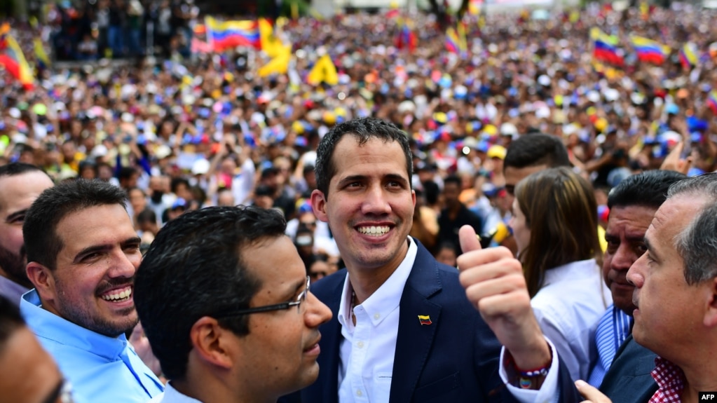 El presidente interino de Venezuela, Juan Guaidó, durante una multitudinaria manifestación de apoyo a su llegada a Caracas. 